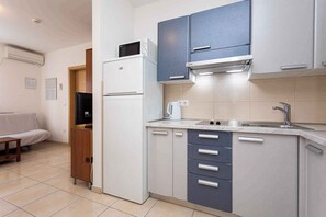 Fridge, microwave, stovetop, coffee/tea maker