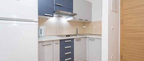 Een koelkast, een magnetron, een kookplaat