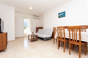 TV - Holiday apartment only 100 m from the sea (Baška)