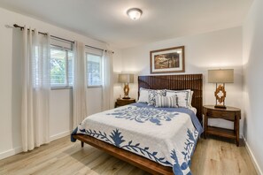 3 bedrooms, iron/ironing board, travel cot, free WiFi - Off Season Pricing-2 blocks from beach and downtown (Cocoa Beach)