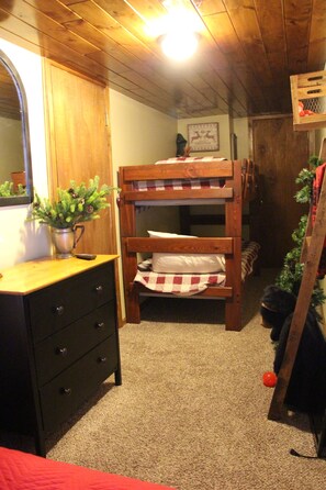 4 bedrooms, desk, iron/ironing board, free WiFi