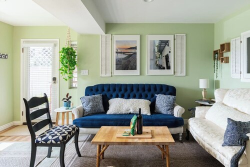 Stylish Spacious Seaside Retreat, Walking to Beach