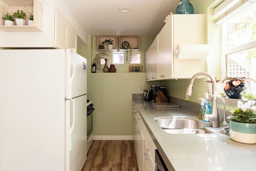 Stylish Spacious Seaside Retreat, Walking to Beach