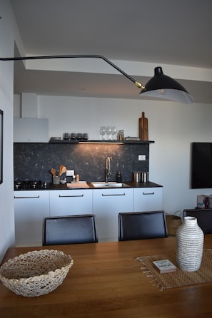 Frigorifero, microonde, forno, piano cottura