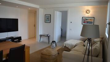 Smart-TV, Bücher, Stereoanlage