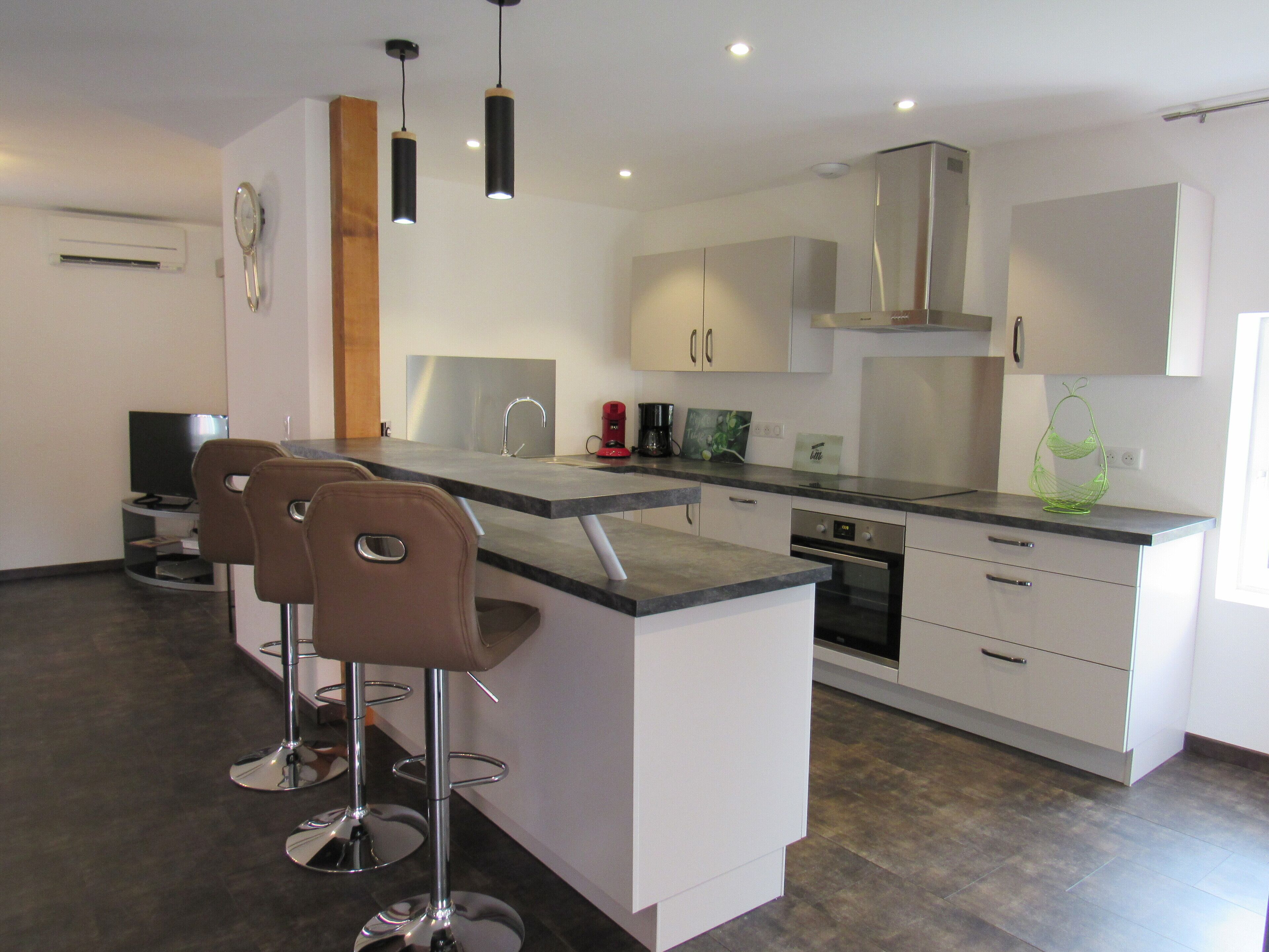 Kylskåp, mikrovågsugn, ugn och spishäll