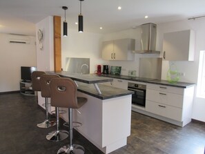 Een koelkast, een microgolfoven, een oven, een kookplaat