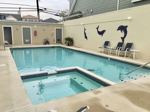 Una piscina al aire libre, una piscina climatizada
