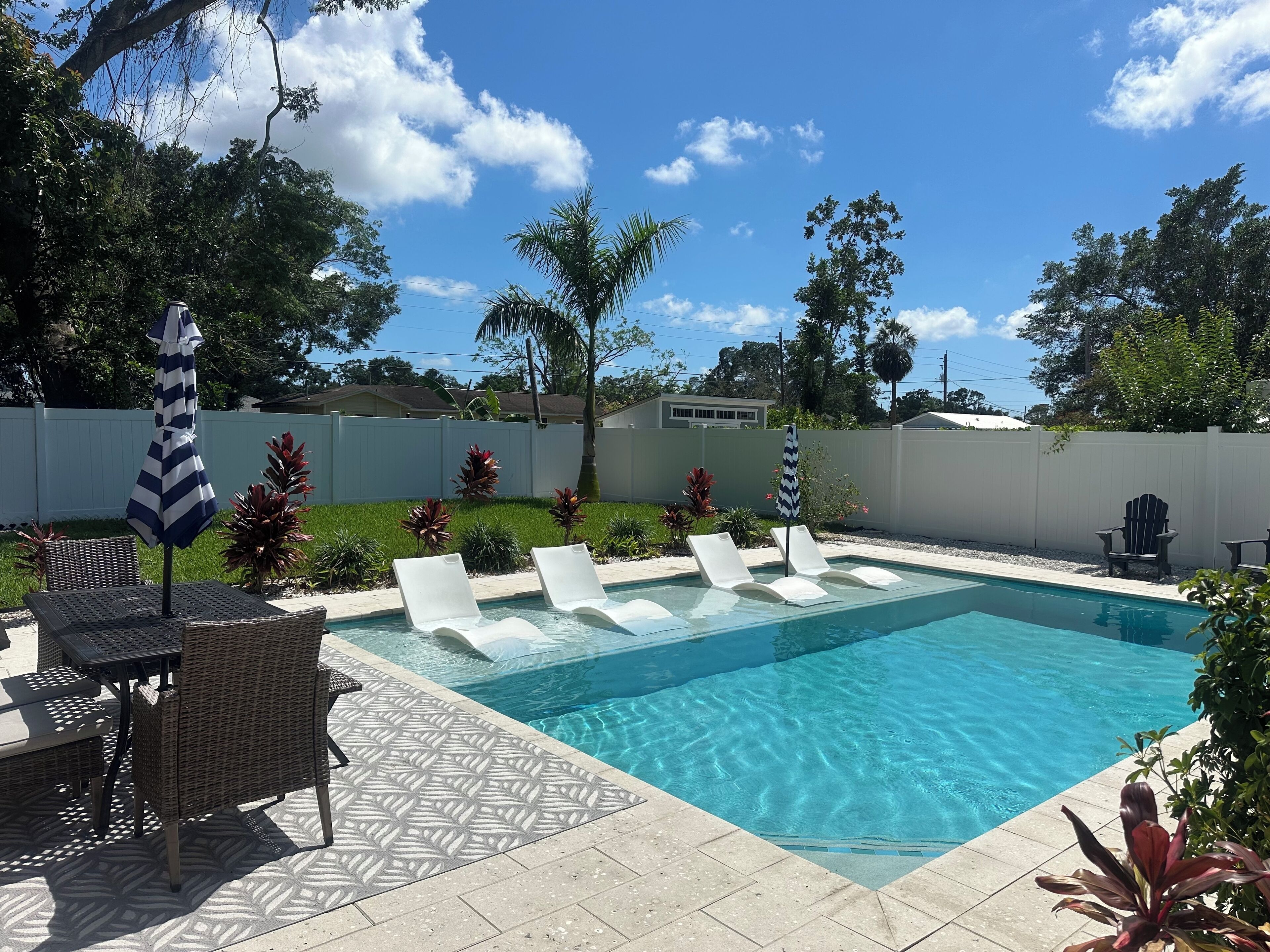 室外游泳池，恒温泳池