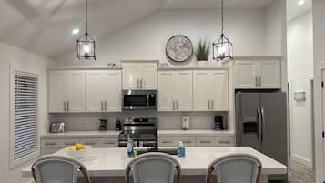 冰箱、微波炉、烤箱、炉灶