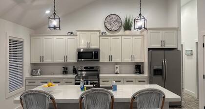 Bradenton Gem - Beaches, Downtown, IMG Academy, New Pool!