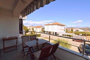 Outdoor dining - Holiday apartment with balcony (Vantačići)