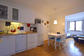 Fridge, stovetop, coffee/tea maker