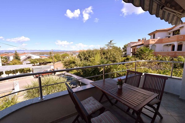 Outdoor dining - Holiday apartment with balcony (Vantačići)