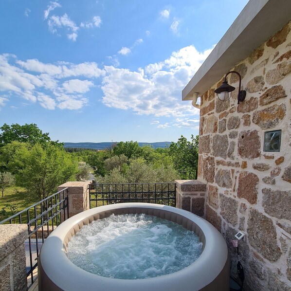 Outdoor spa tub - Old stone house Goranova Kuca (Starigrad Paklenica)