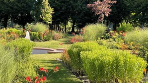 A well-maintained garden with a variety of plants and a small water feature. - house 200 m2 4 bedrooms 4 bathrooms for 10 people in the valley of the kings (Azay-sur-Cher)