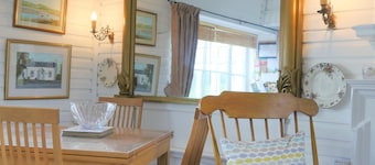 St Marys Cottage - a cottage that sleeps 4 guests in 2 bedrooms
