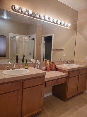 Combined shower/bathtub, jetted bath, towels, soap