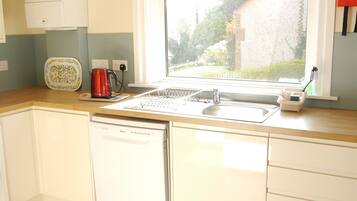 Jääkaappi, mikroaaltouuni, astianpesukone, syöttötuoli