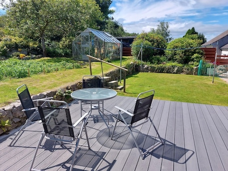 Outdoor dining. Springfield - a bungalow that sleeps 4 guests in 2 bedrooms