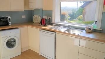 Jääkaappi, mikroaaltouuni, astianpesukone, syöttötuoli