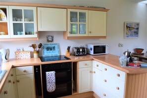 Kühlschrank, Mikrowelle, Geschirrspüler, Hochstuhl