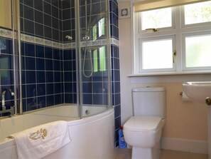 Ensemble baignoire-douche, serviettes fournies