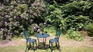 A garden with a table and two chairs. - Shieling Beag -  an apartment that sleeps 2 guests  in 1 bedroom (Banchory)