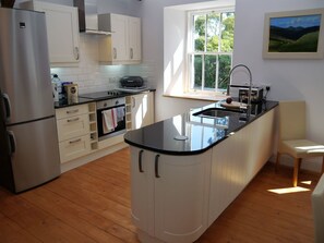 Frigorífico, microondas, lavavajillas y trona infantil