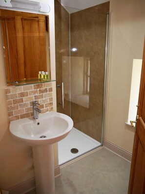 Shower, towels - Rusko Stables -  an apartment that sleeps 6 guests  in 3 bedrooms (Gatehouse Of Fleet)
