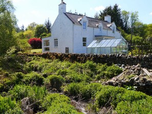 Exterior - Shinnel House -  a house that sleeps 8 guests  in 3 bedrooms (Thornhill)