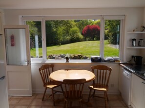 Fridge, microwave, oven, dishwasher - Shinnel House -  a house that sleeps 8 guests  in 3 bedrooms (Thornhill)