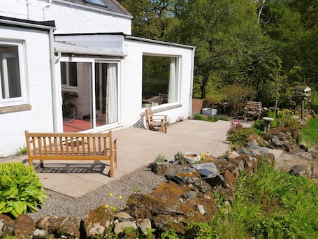 Terrace/patio. Shinnel House - a house that sleeps 8 guests in 3 bedrooms