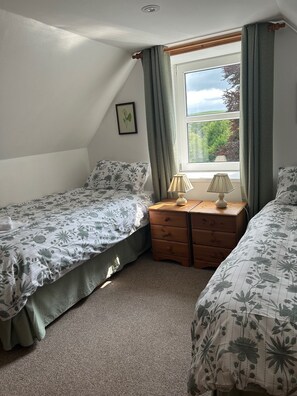 3 bedrooms, WiFi, bed sheets - Rowan Cottage -  a cottage that sleeps 6 guests  in 3 bedrooms (Castle Douglas)