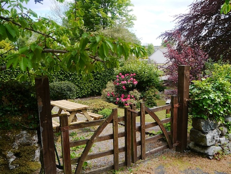 Property grounds. Rowan Cottage - a cottage that sleeps 6 guests in 3 bedrooms