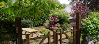 Rowan Cottage -  a cottage that sleeps 6 guests  in 3 bedrooms