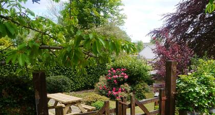 Rowan Cottage - a cottage that sleeps 6 guests in 3 bedrooms