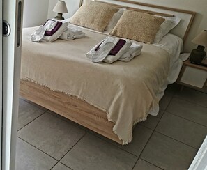 4 habitaciones, escritorio, tabla de planchar con plancha y wifi 