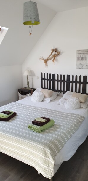 4 bedrooms, desk, iron/ironing board, WiFi