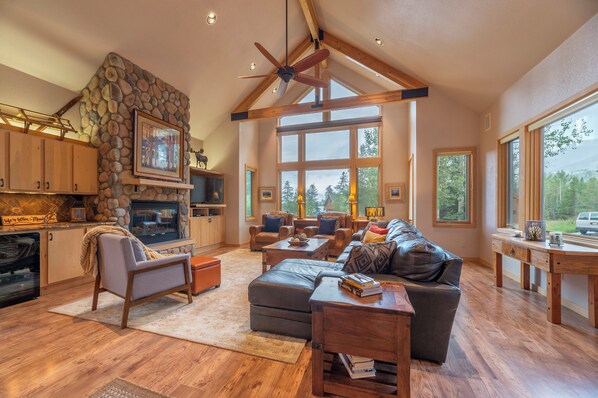 Smart TV, chimenea, futbolito, mesa de ping pong