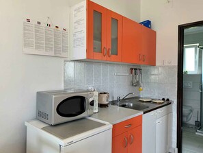 Geladeira, micro-ondas, cooktop, cafeteira/chaleira