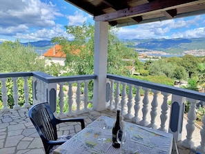 Outdoor dining - Holiday flat with balcony and sea view (Šilo)