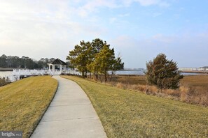 Property grounds - 5M to Beach, Bayside Bethany Lks Luxury:  Bayfront Ind/Ot pool/5 STAR Club House (Ocean View)