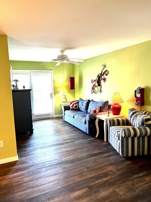 Smart-TV, Kamin, Videospiele, Tischfußball