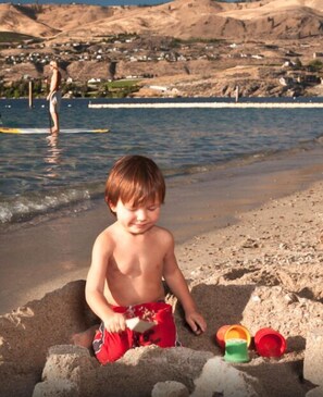Plage à proximité, chaise longue, serviettes de plage