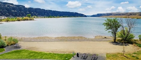 Tæt på stranden, liggestole, badehåndklæder