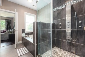 Ensemble douche/baignoire, baignoire à jets, sèche-cheveux