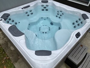 Outdoor spa tub - Secluded Cabin Getaway in Hocking Hills with Hot Tub Old Man's Cave Ash Cave (Logan)