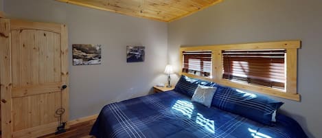 3 bedrooms, iron/ironing board, WiFi (free), bed sheets