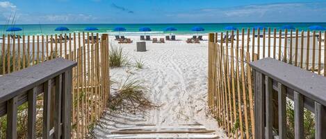 Accommodatie ligt op het strand, ligstoelen